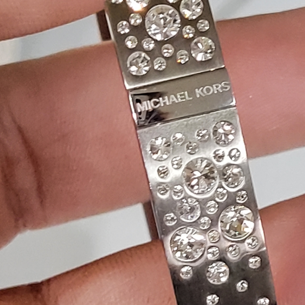 MICHAEL KORS CRYSTAL STONES HINGED BANGLE BRACELET IN GIFT BOX. 🎁 - Picture 5 of 9